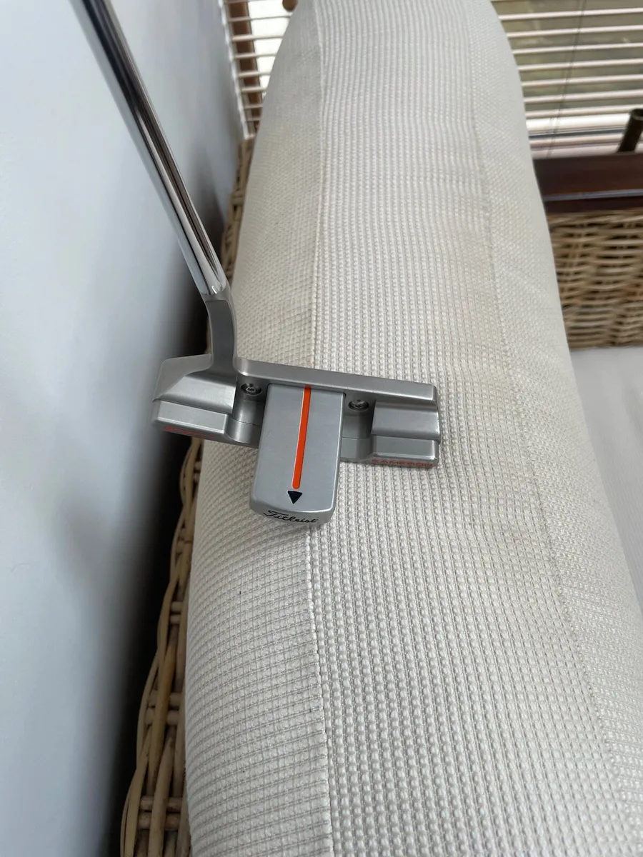 Scotty Cameron Newport 2.5 Detour Putter 35 inch. - Image 1