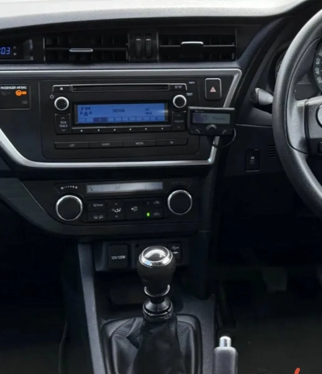 Toyota Auris 2015 - Image 2