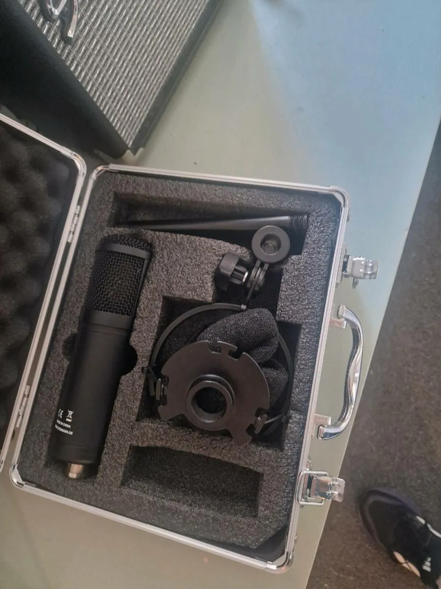 Fender guitar and sound equipment - Image 3