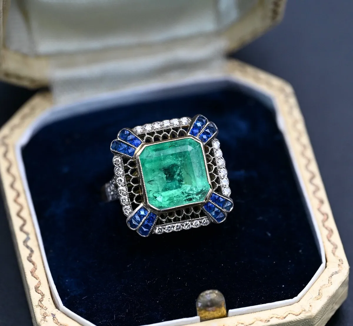 Antique 5ct Art Deco Emerald Ring with sapphires - Image 1