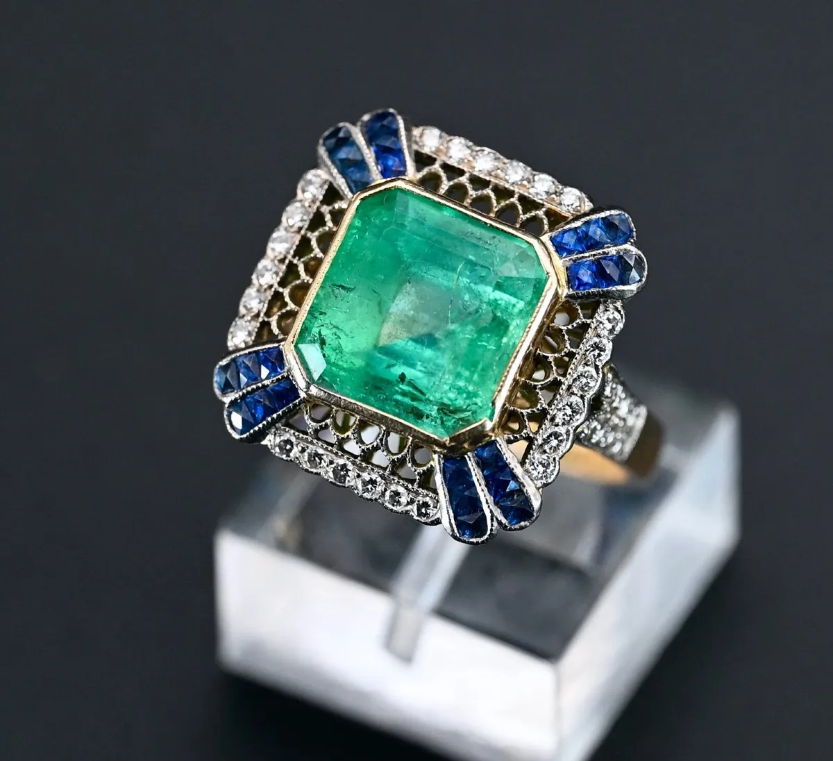 Antique 5ct Art Deco Emerald Ring with sapphires - Image 2