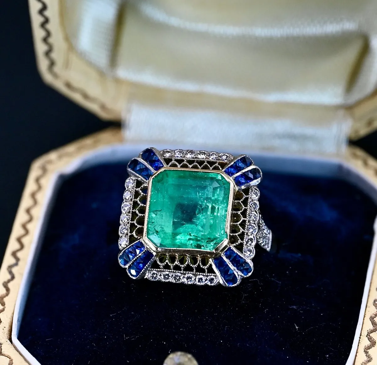 Antique 5ct Art Deco Emerald Ring with sapphires - Image 3