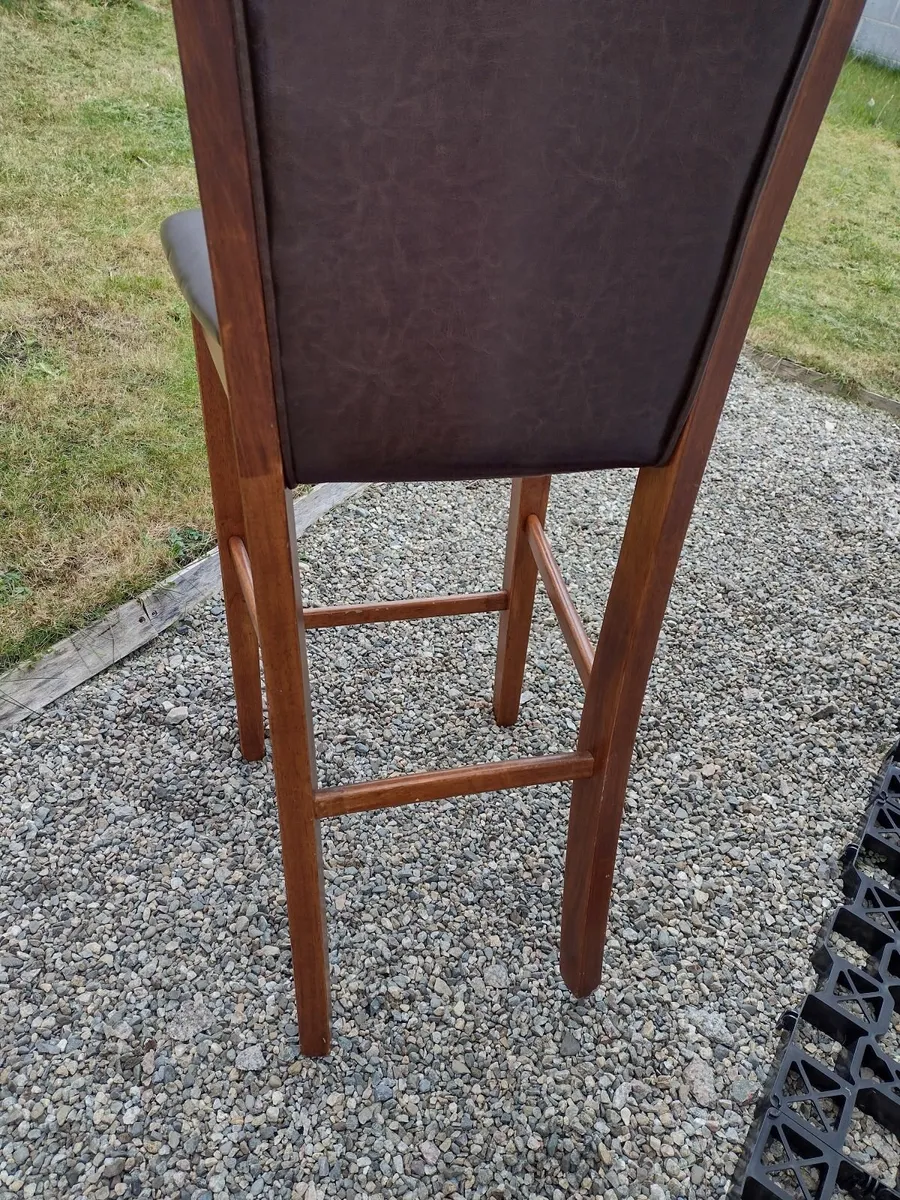 Tall wooden bar stool with brown leather seat/back - Image 4