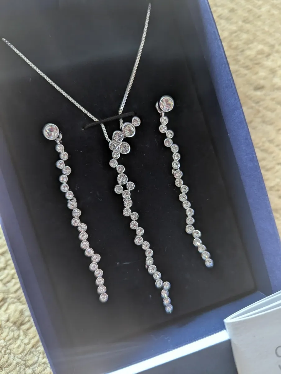Swarovski necklace and earrings - Image 4