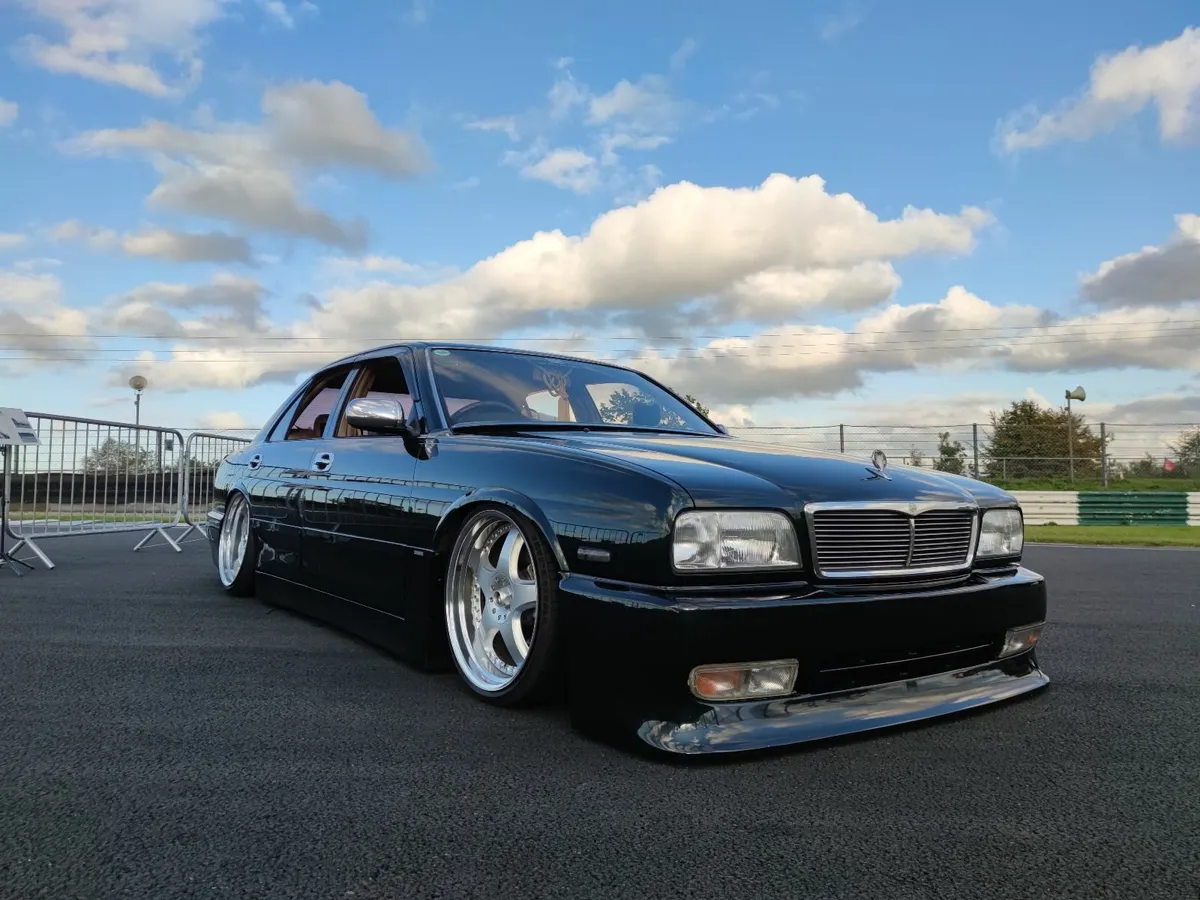 Nissan CIMA y32 VIP car V8 classic - Image 1