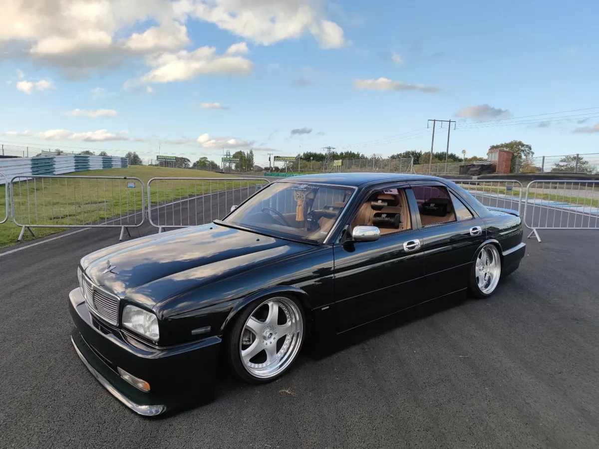 Nissan CIMA y32 VIP car V8 classic - Image 2