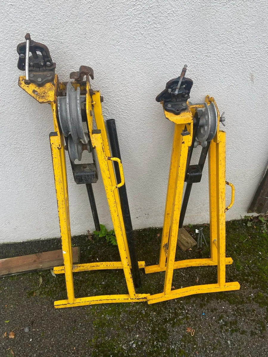 Conduit bending machine