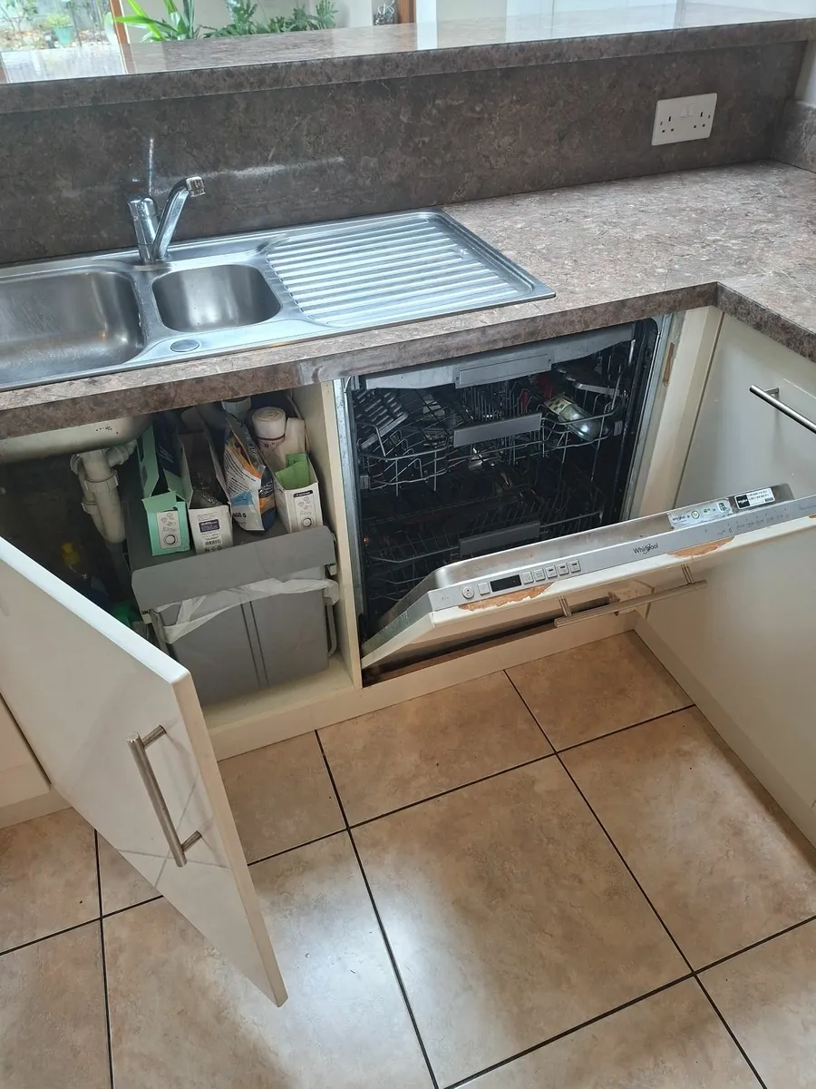 Modern Kitchen with Island and Breakfast Bar - Image 2