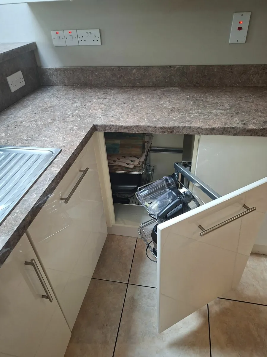 Modern Kitchen with Island and Breakfast Bar - Image 3