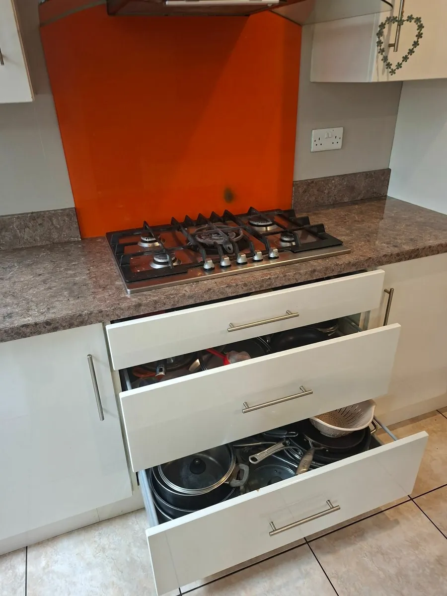 Modern Kitchen with Island and Breakfast Bar - Image 4