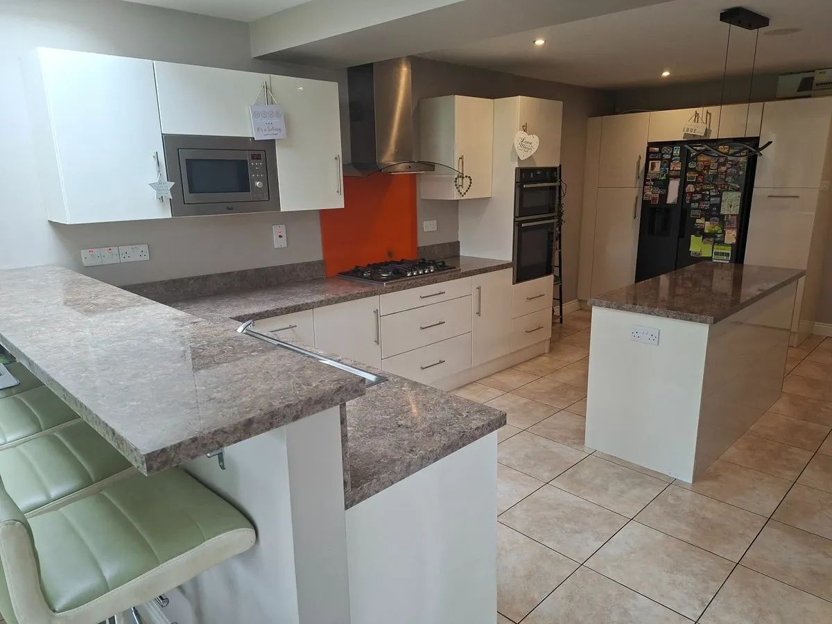 Modern Kitchen with Island and Breakfast Bar - Image 1