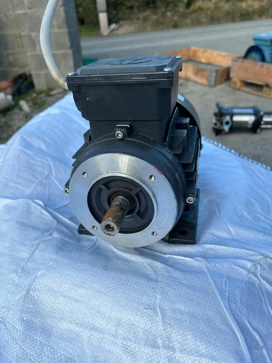 GRUNDFOS Pumps and motors - Image 2
