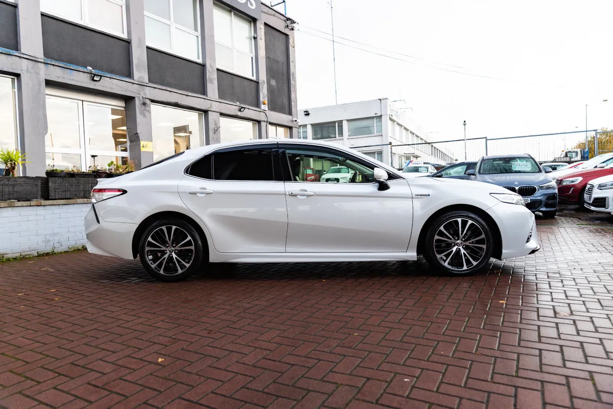 2.5 Petrol Hybrid XLE Sedan 4D - Image 2