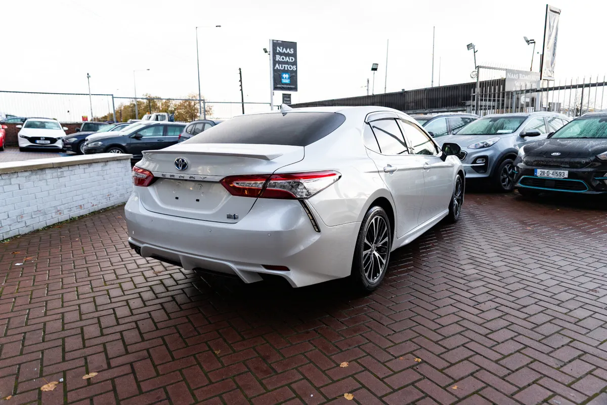 2.5 Petrol Hybrid XLE Sedan 4D - Image 3