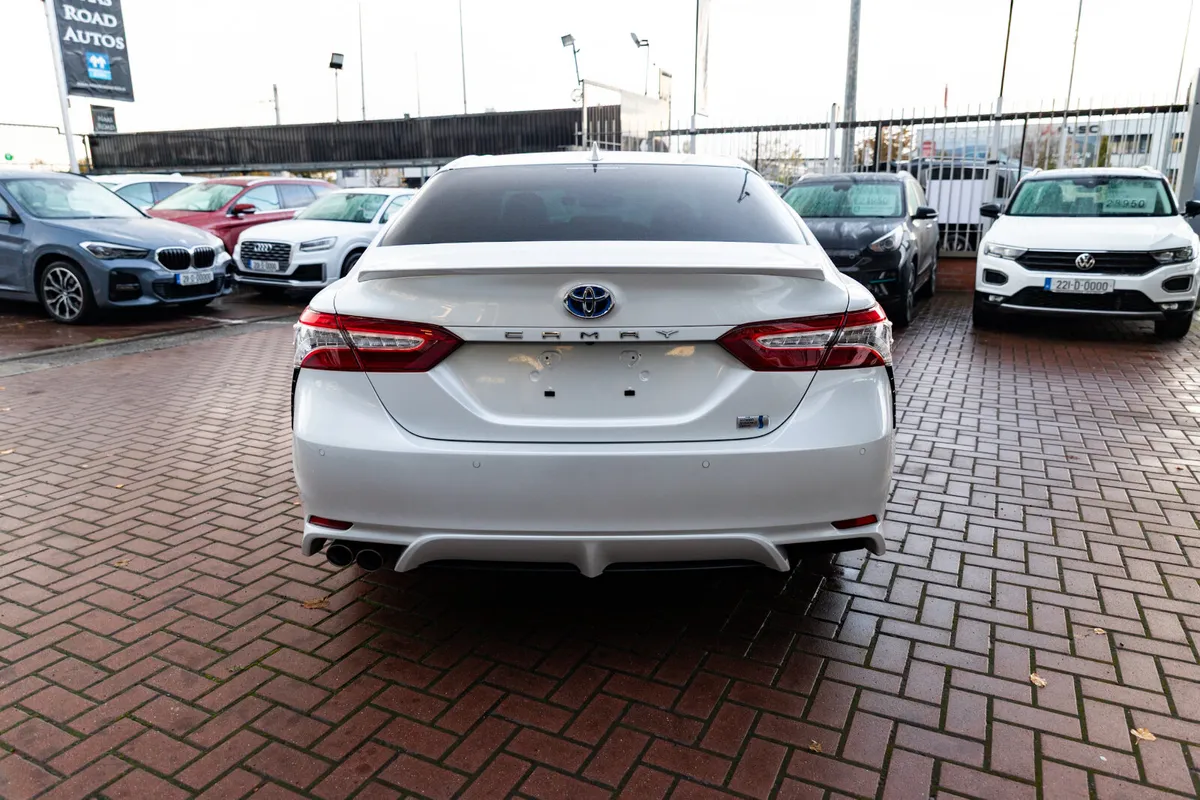 2.5 Petrol Hybrid XLE Sedan 4D - Image 4