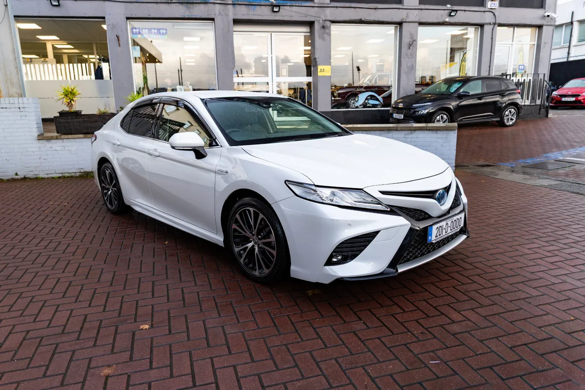 2.5 Petrol Hybrid XLE Sedan 4D - Image 1
