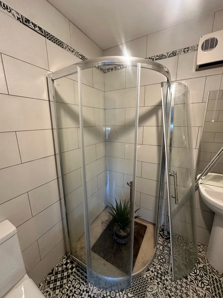 Shower enclosure - Image 1