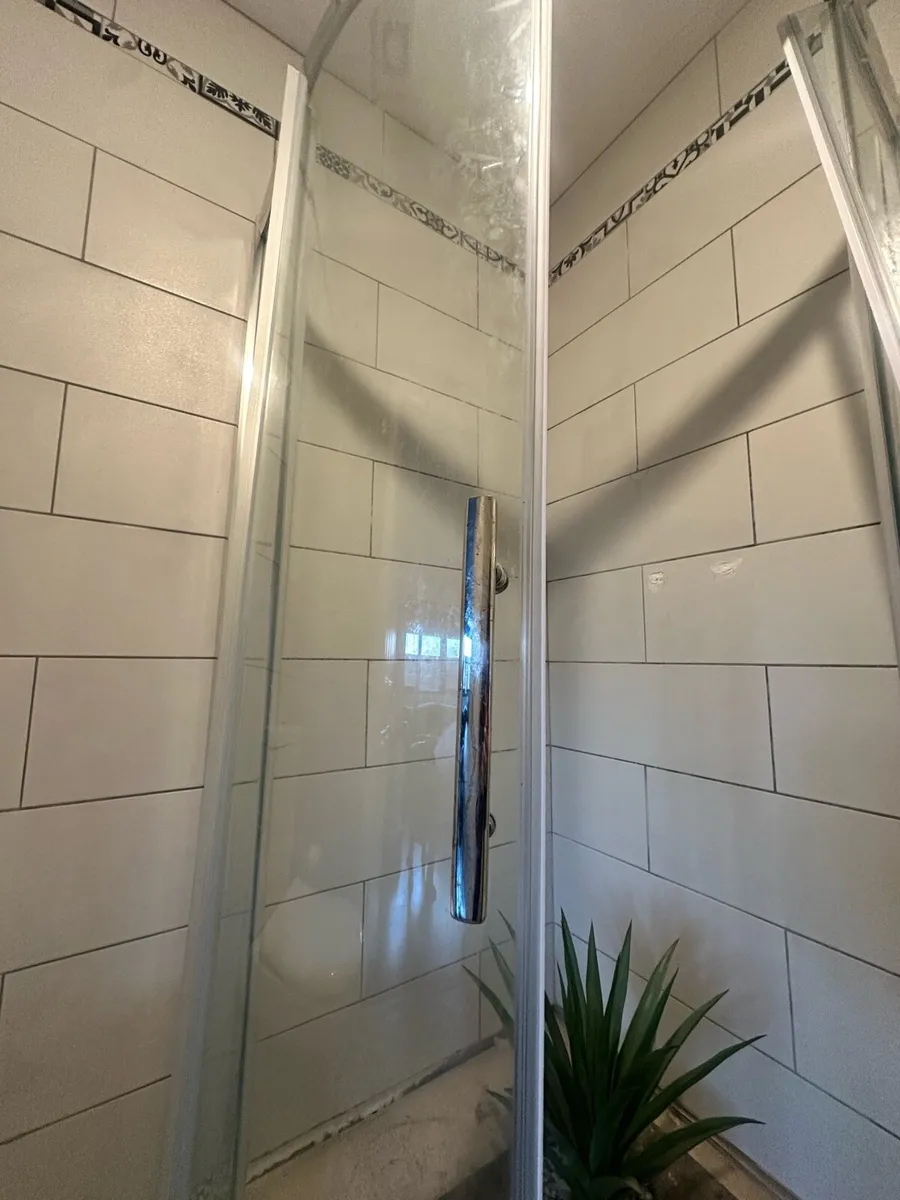 Shower enclosure - Image 2