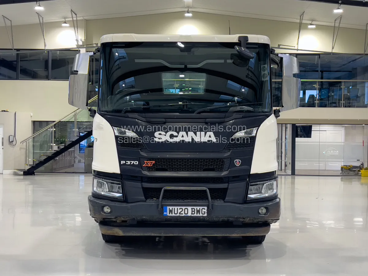 2020 (20) SCANIA P370 XT 8x2 REAR LIFT CHASSIS CAB - Image 2