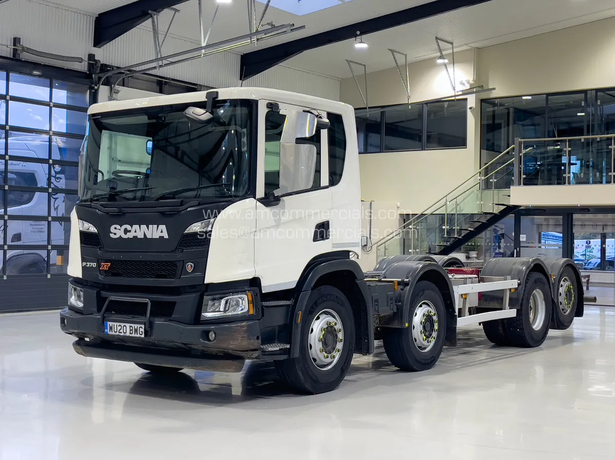 2020 (20) SCANIA P370 XT 8x2 REAR LIFT CHASSIS CAB - Image 3