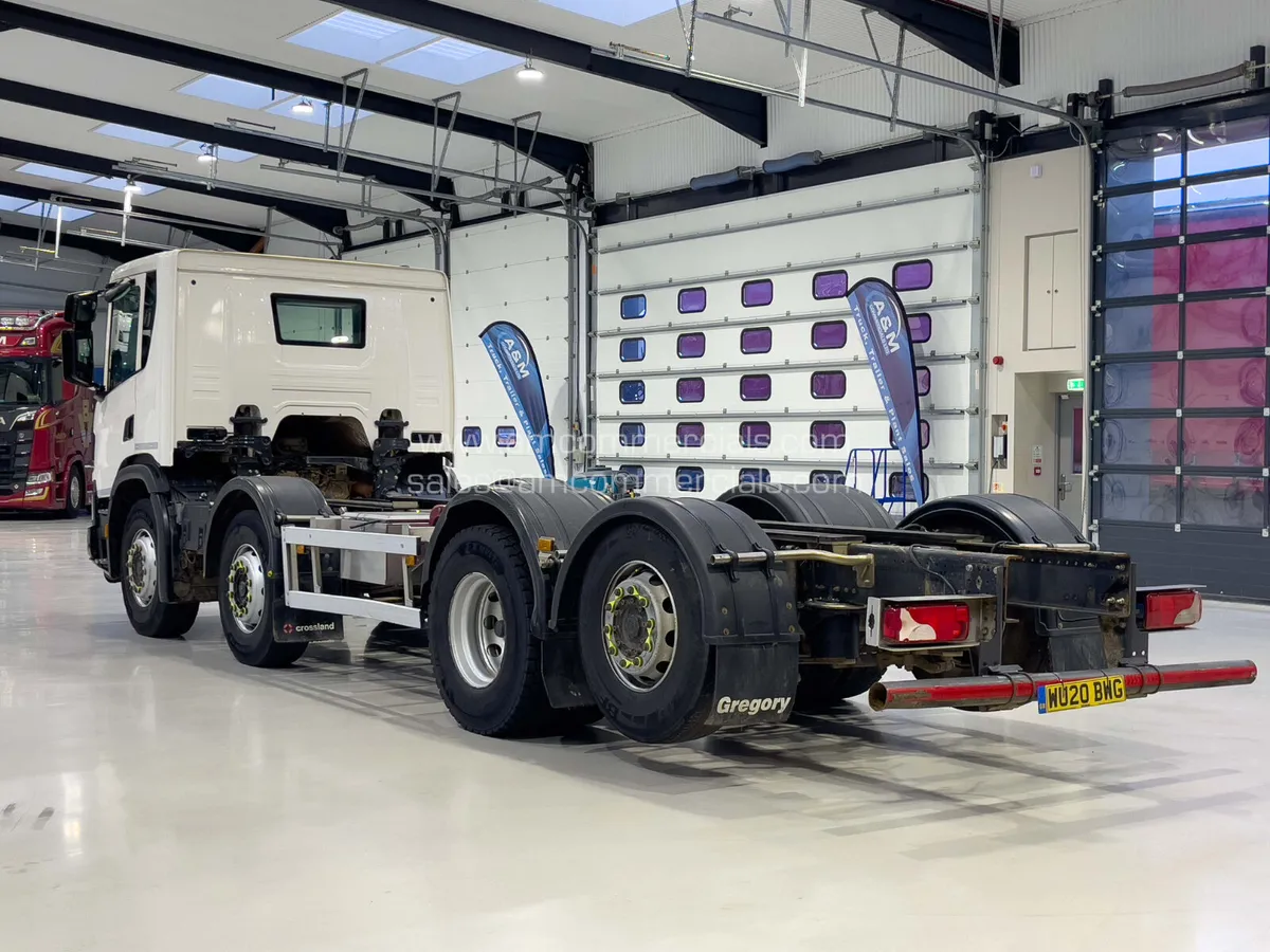 2020 (20) SCANIA P370 XT 8x2 REAR LIFT CHASSIS CAB - Image 4