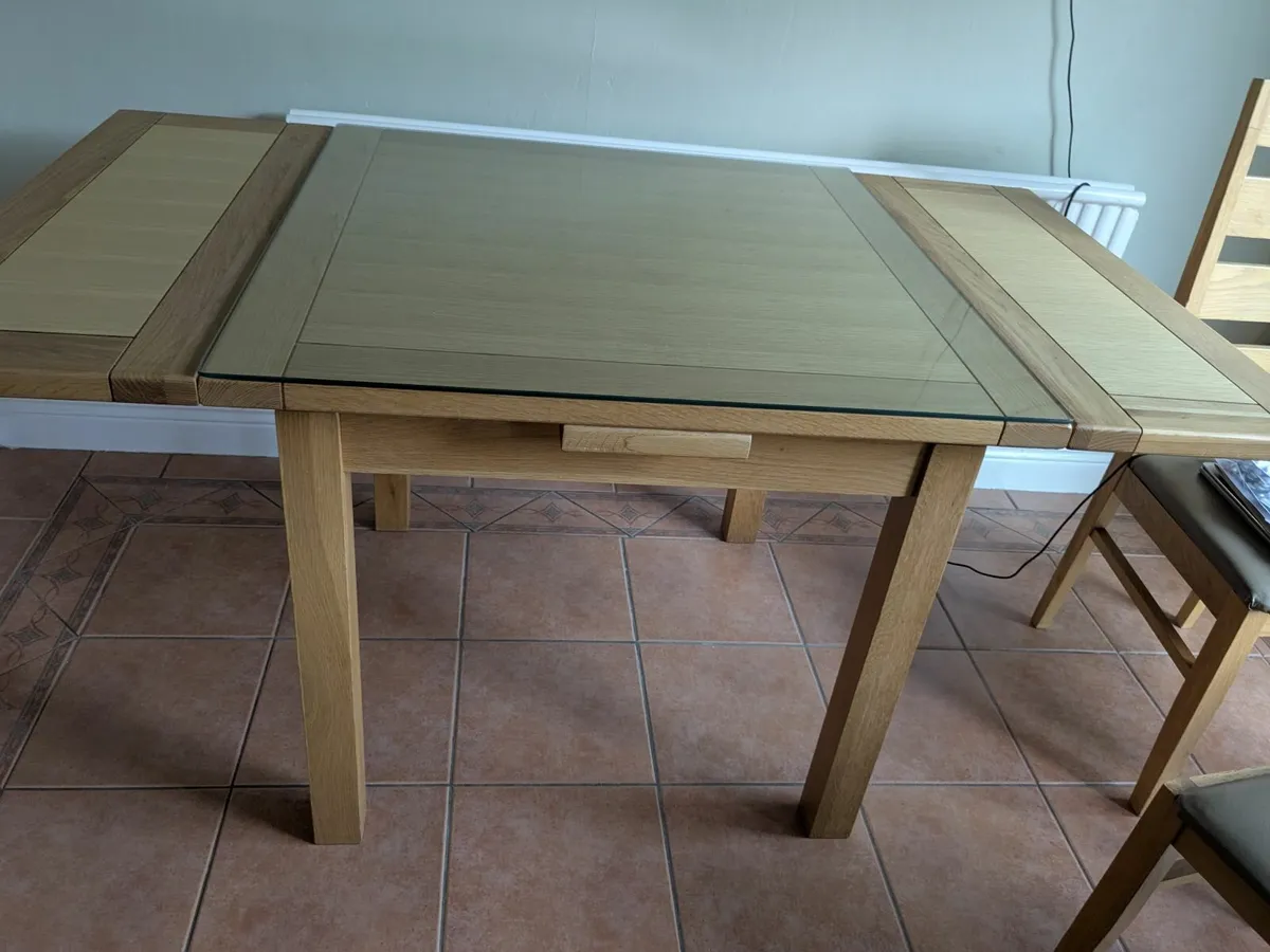 Extendable Kitchen Table and 4 chairs - Image 1