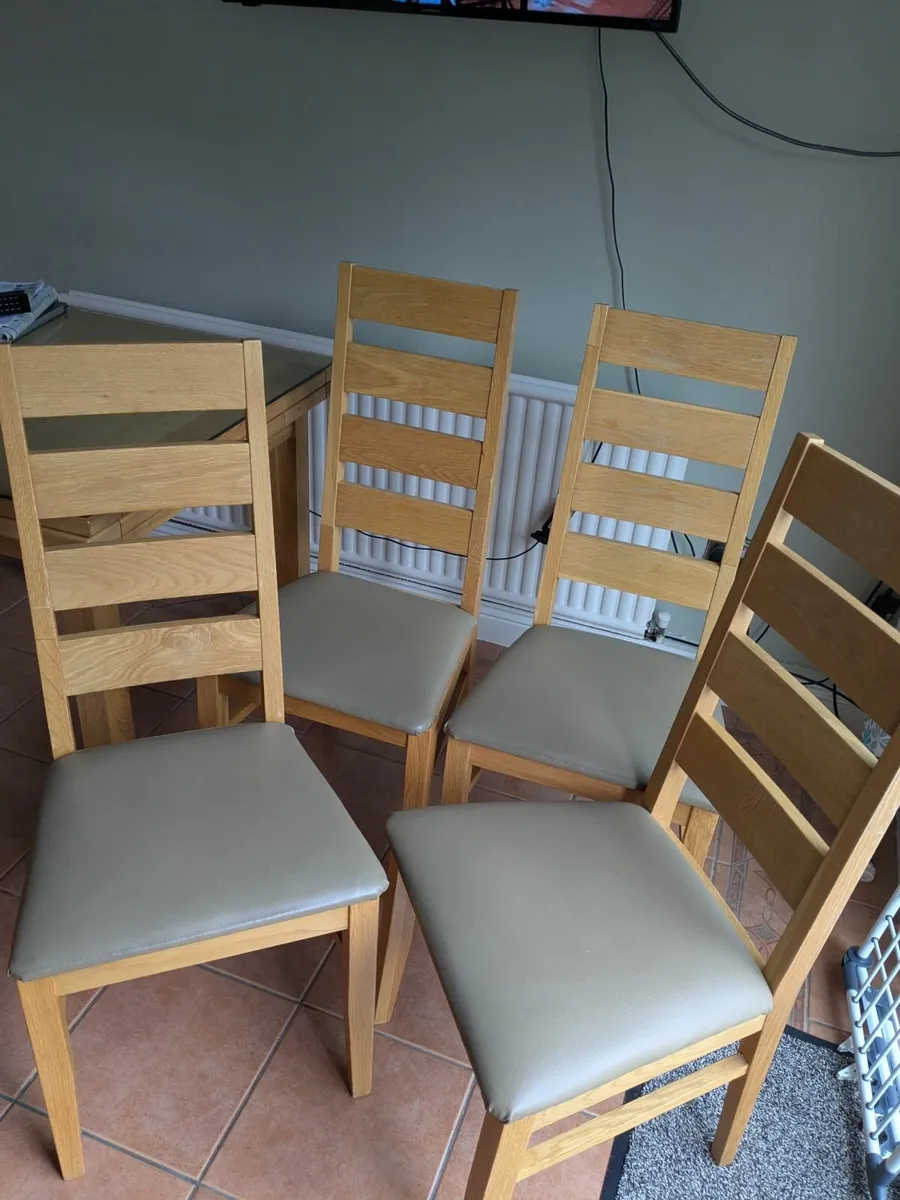 Extendable Kitchen Table and 4 chairs - Image 2
