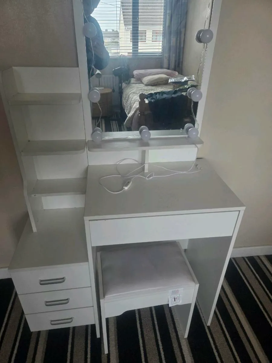 Vanity table with mirror - Image 1