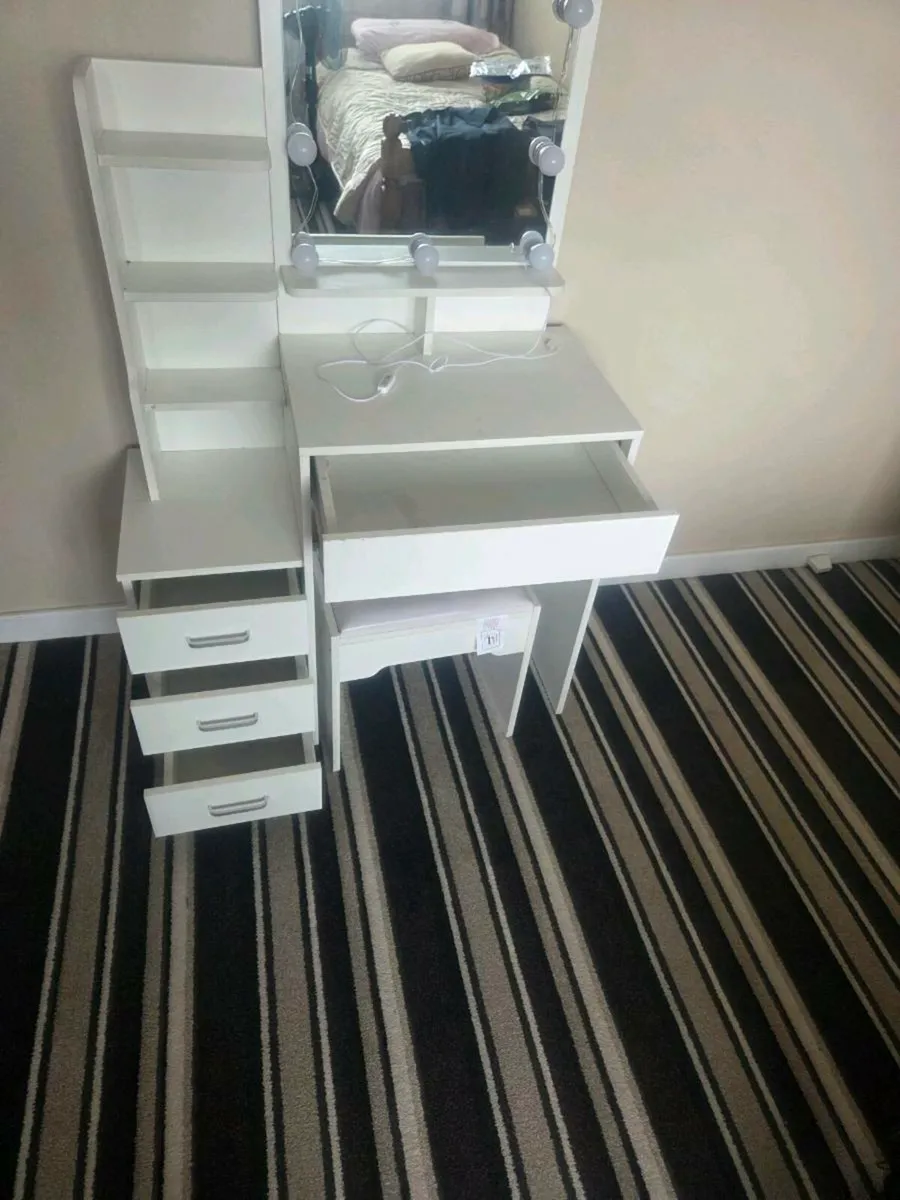Vanity table with mirror - Image 2