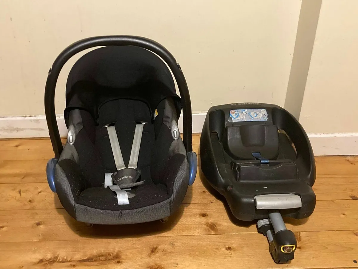 Maxi-Cosi CabrioFix Baby Car Seat with Isofix Base - Image 1