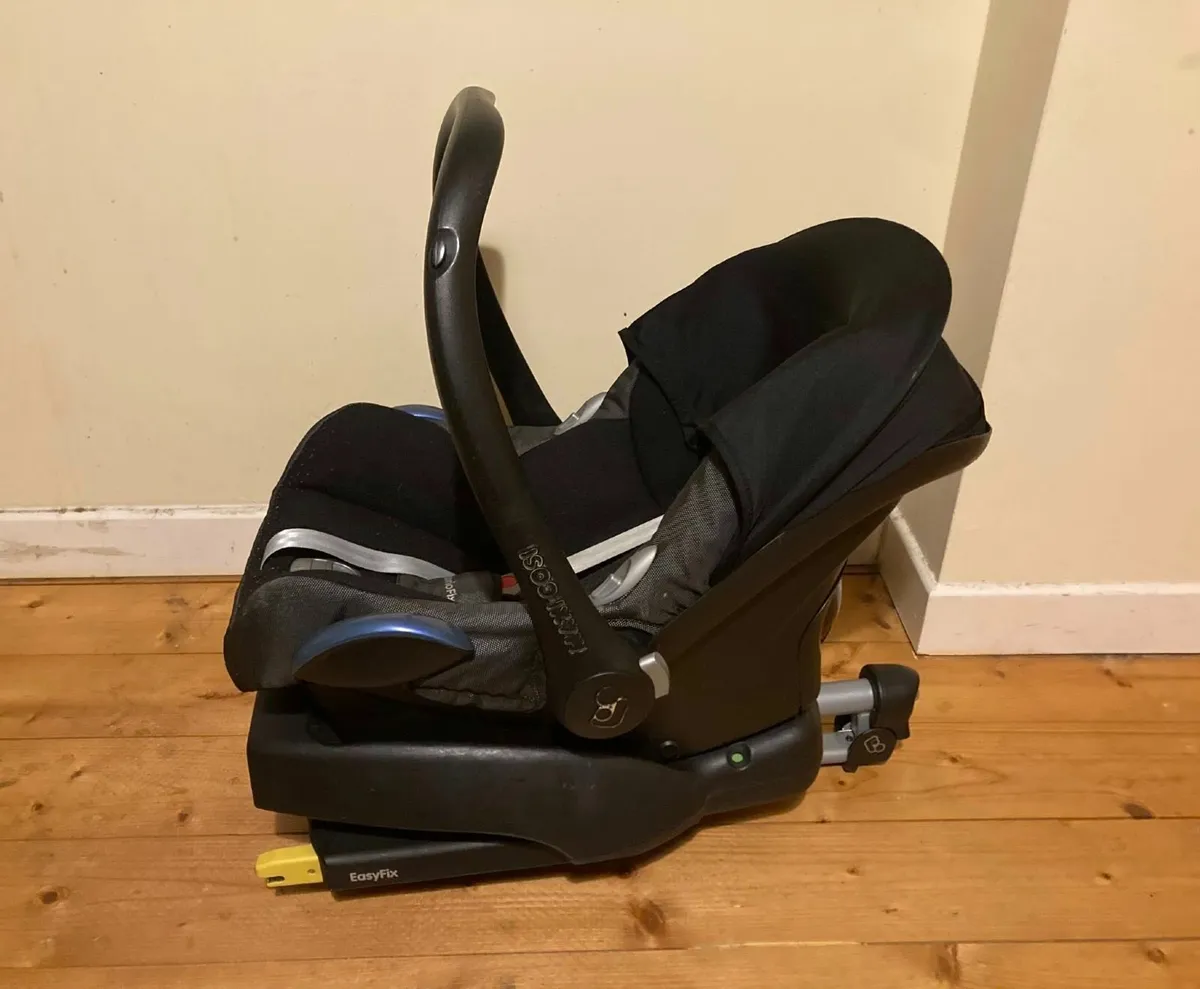 Maxi-Cosi CabrioFix Baby Car Seat with Isofix Base - Image 3