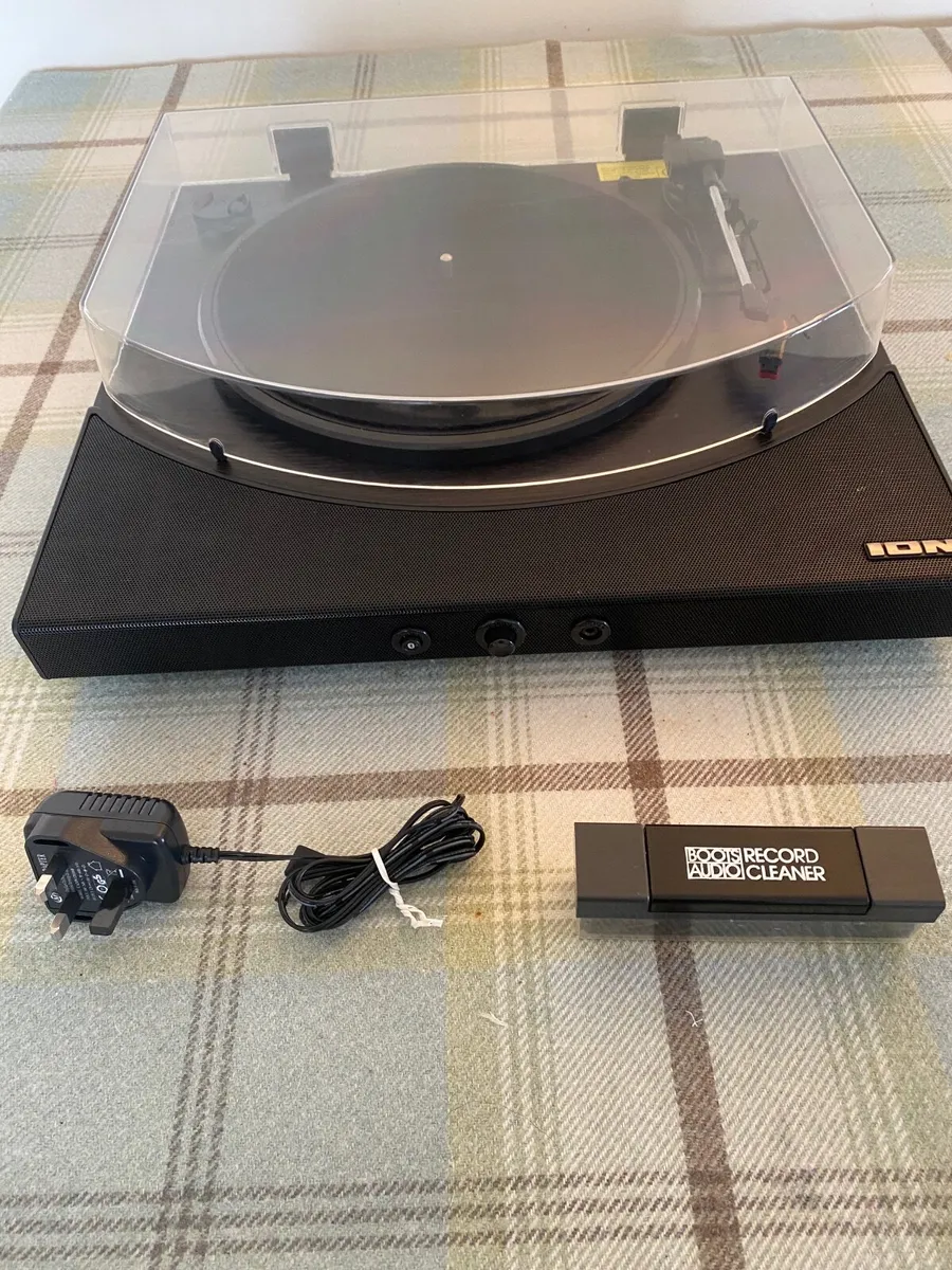 Record Turntable - Image 1