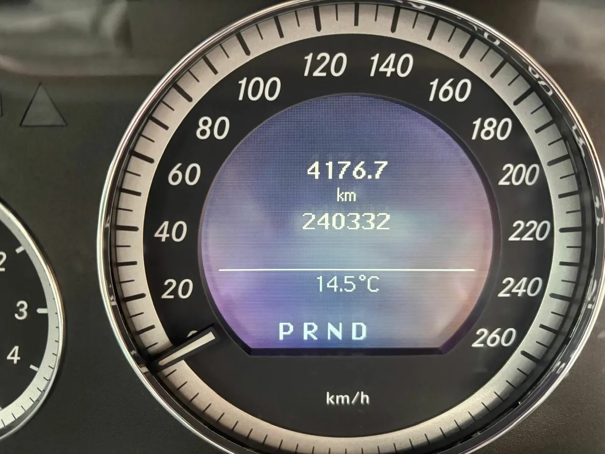 Mercedes-Benz E-Class 2010 - Image 2