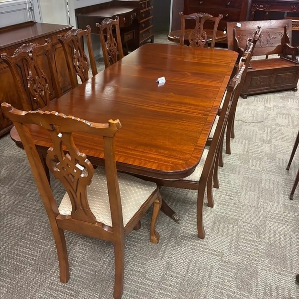 Fabulous mahogany flamed Regency extendable dining