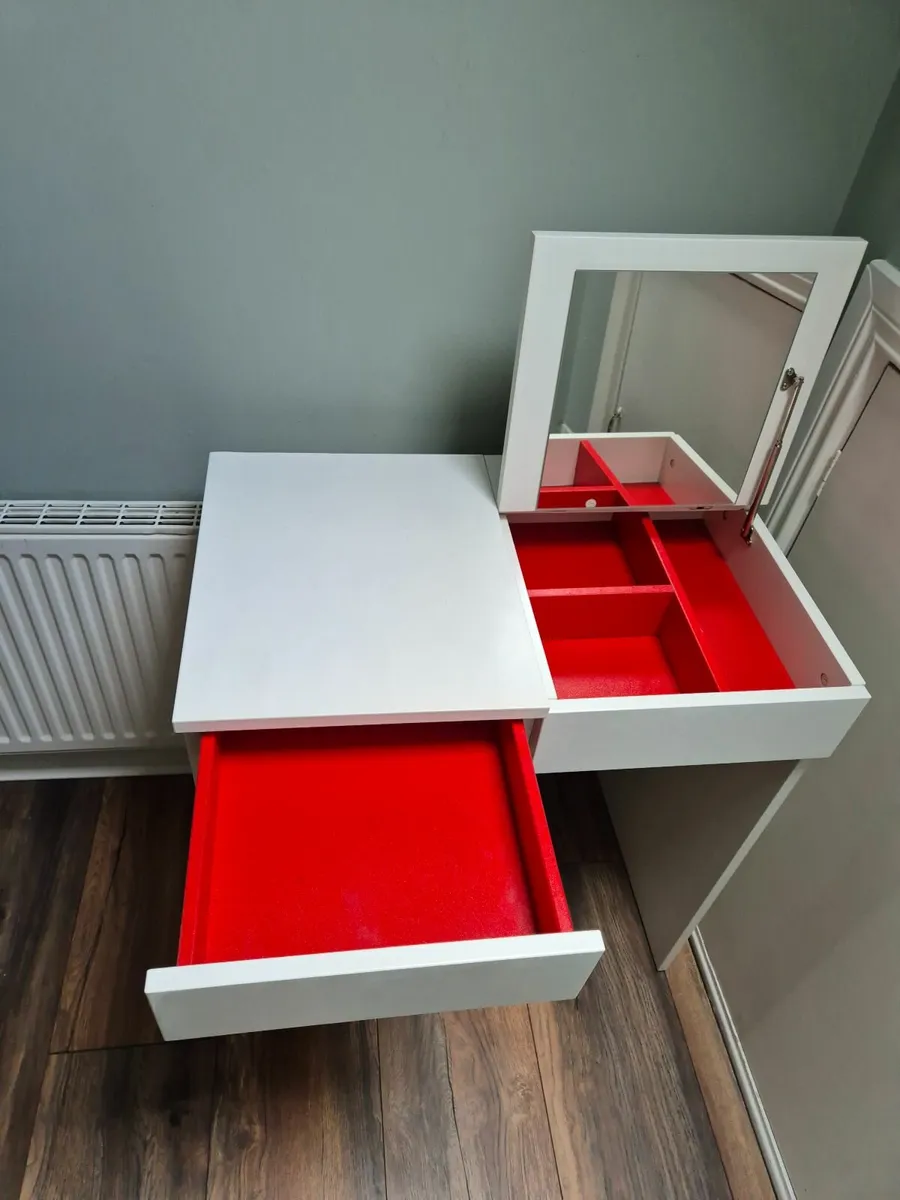 Dressing table - Image 1