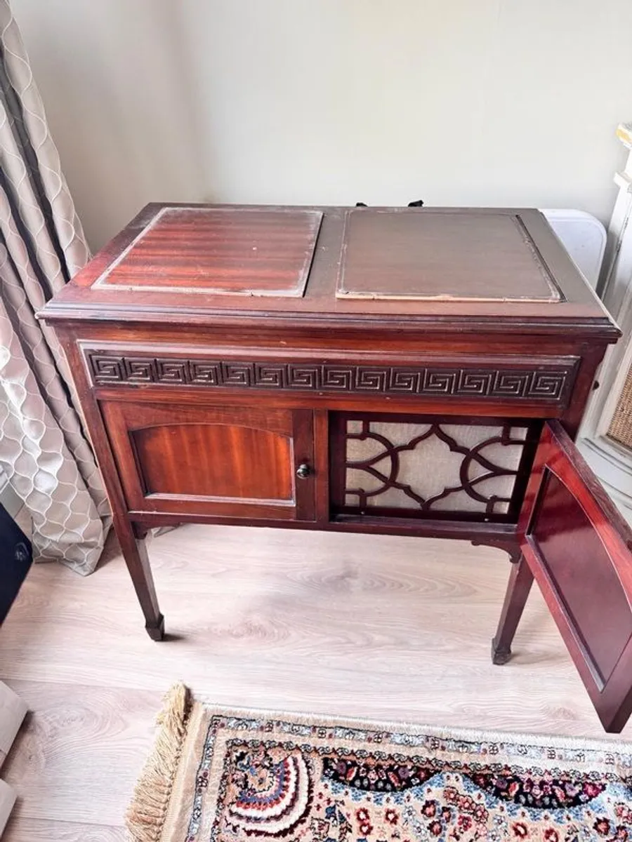 Stradonelle Mahogany Record player - Image 1