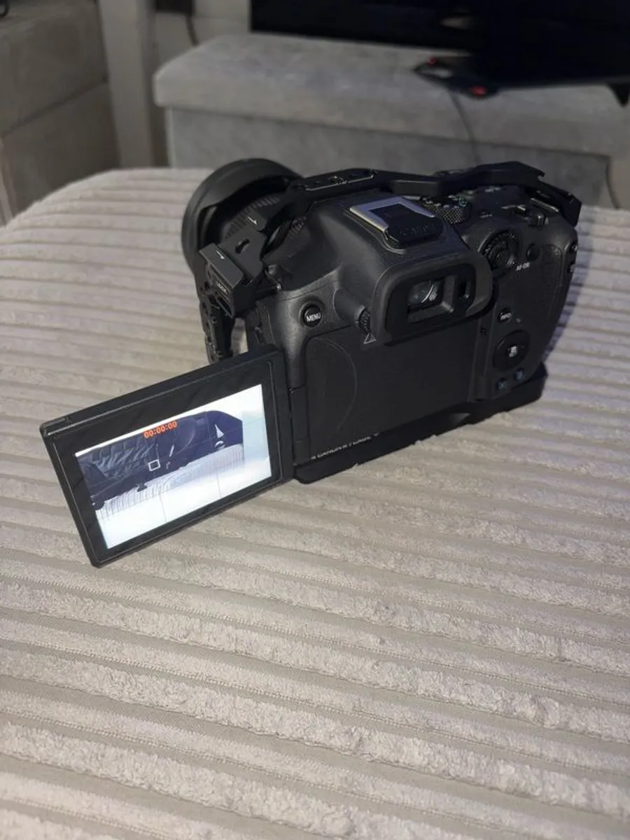 Canon Eos R7 Bundle Low Shutter Count !! - Image 2