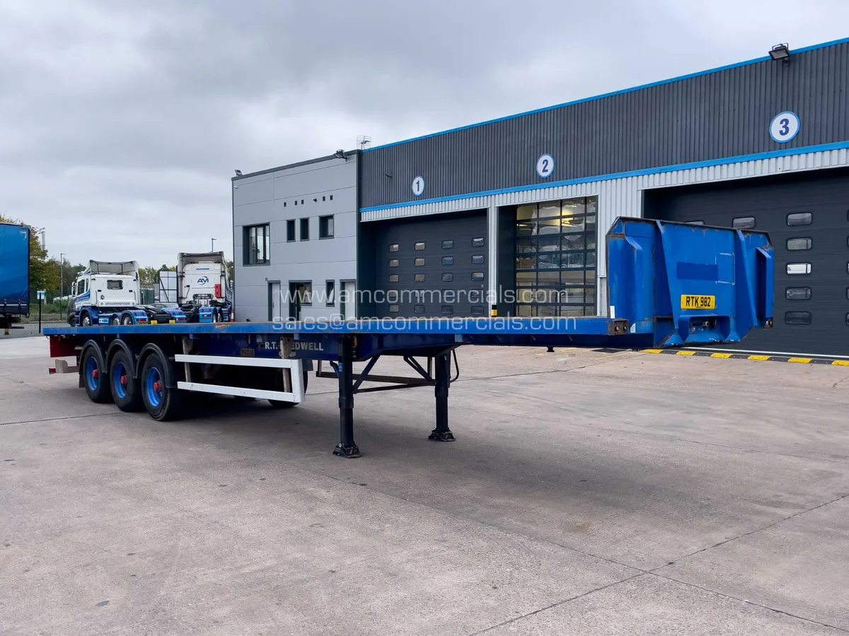 2008 DENNISON FLATBED TRI AXLE TRAILER - Image 1
