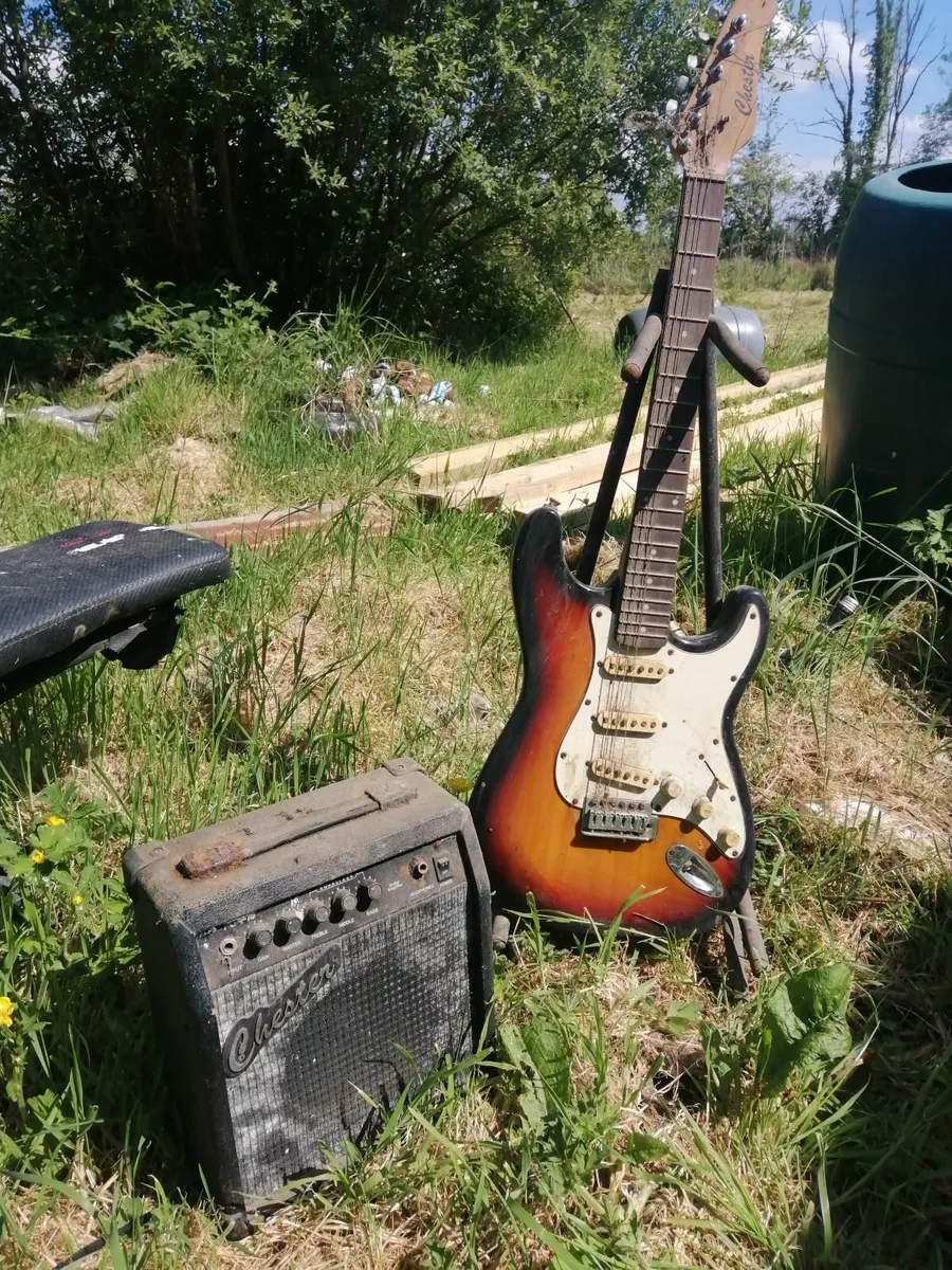 Electric guitar with amp