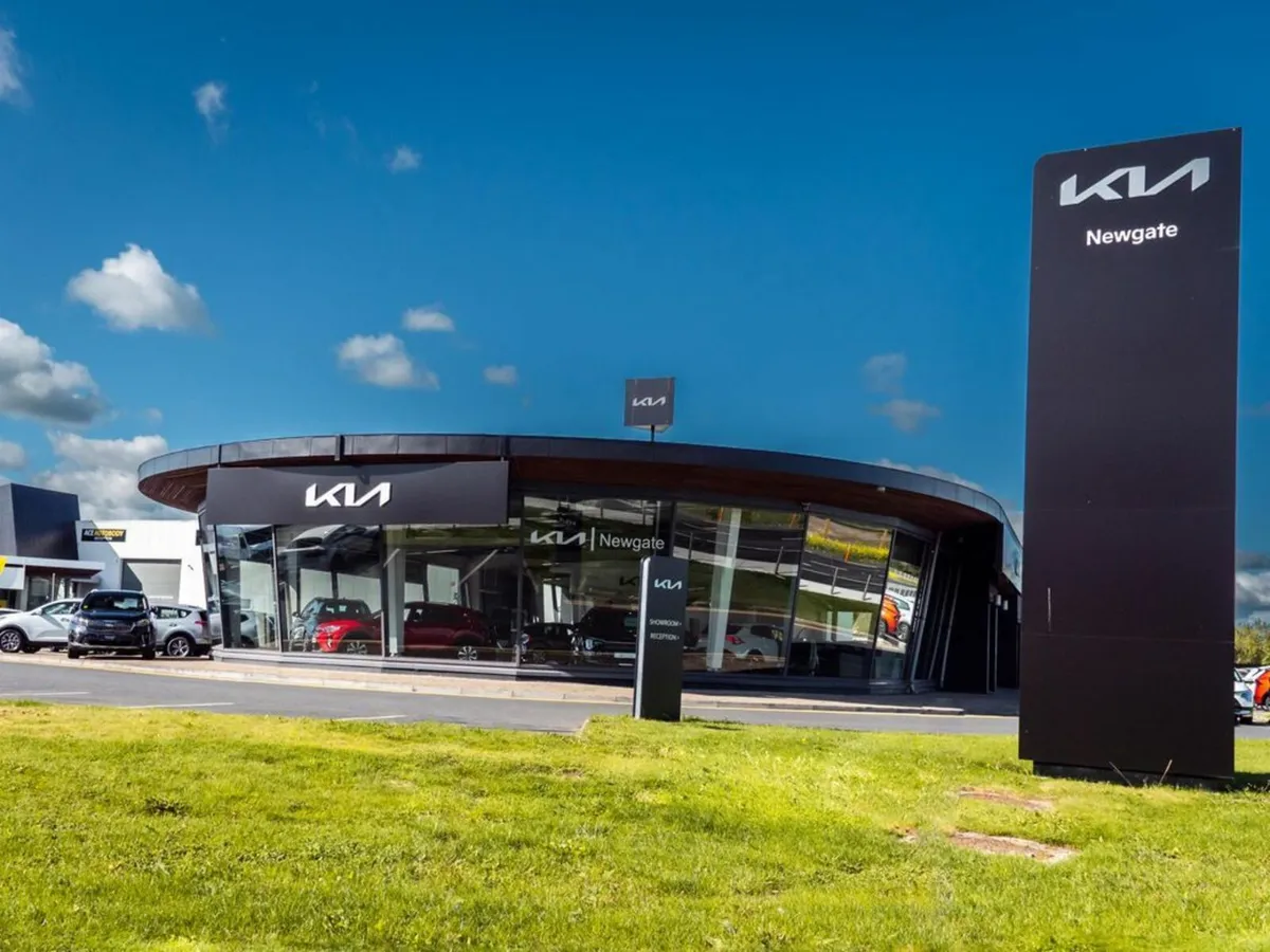 Mercedes-Benz GLC GLC 300 E 4MATIC AMG LINE - Image 2