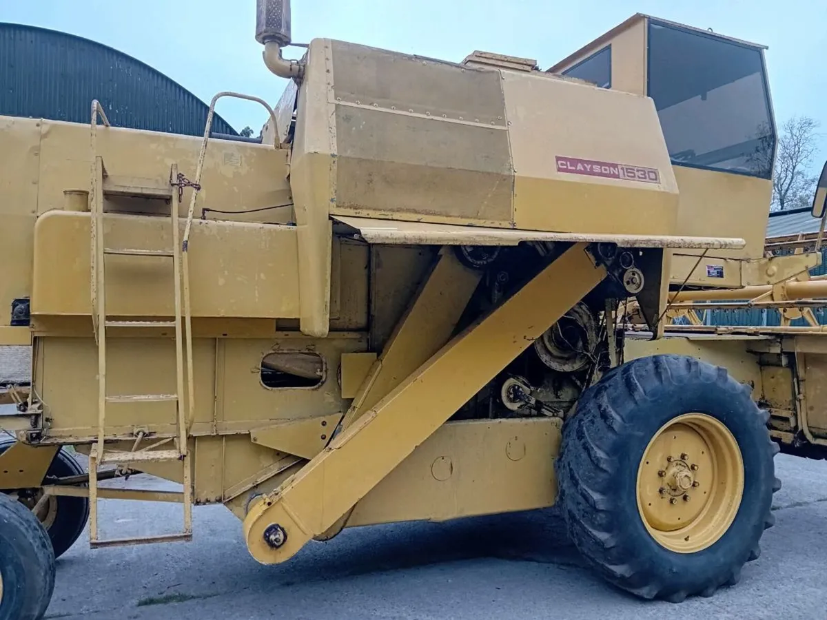 1530 New Holland combine - Image 2