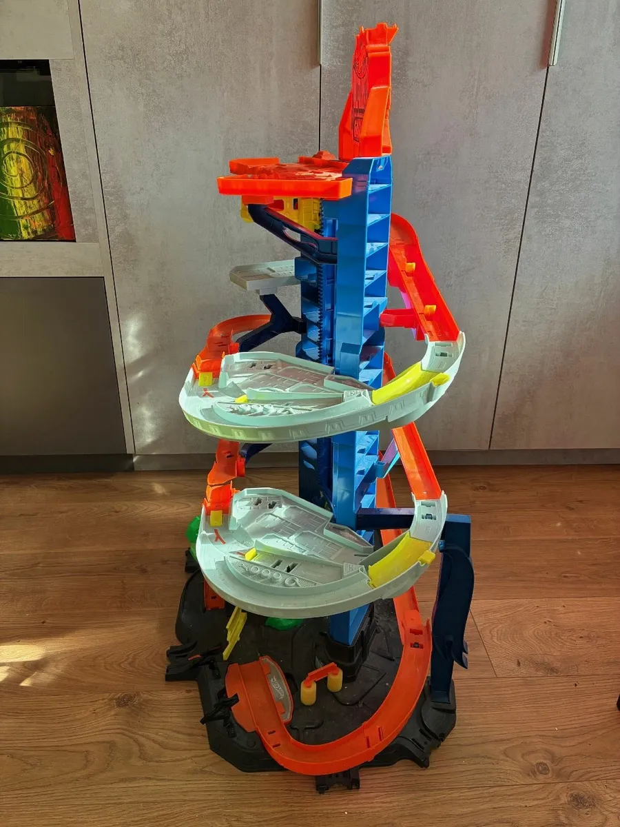 Free Hot Wheels City Ultimate Garage - Image 2