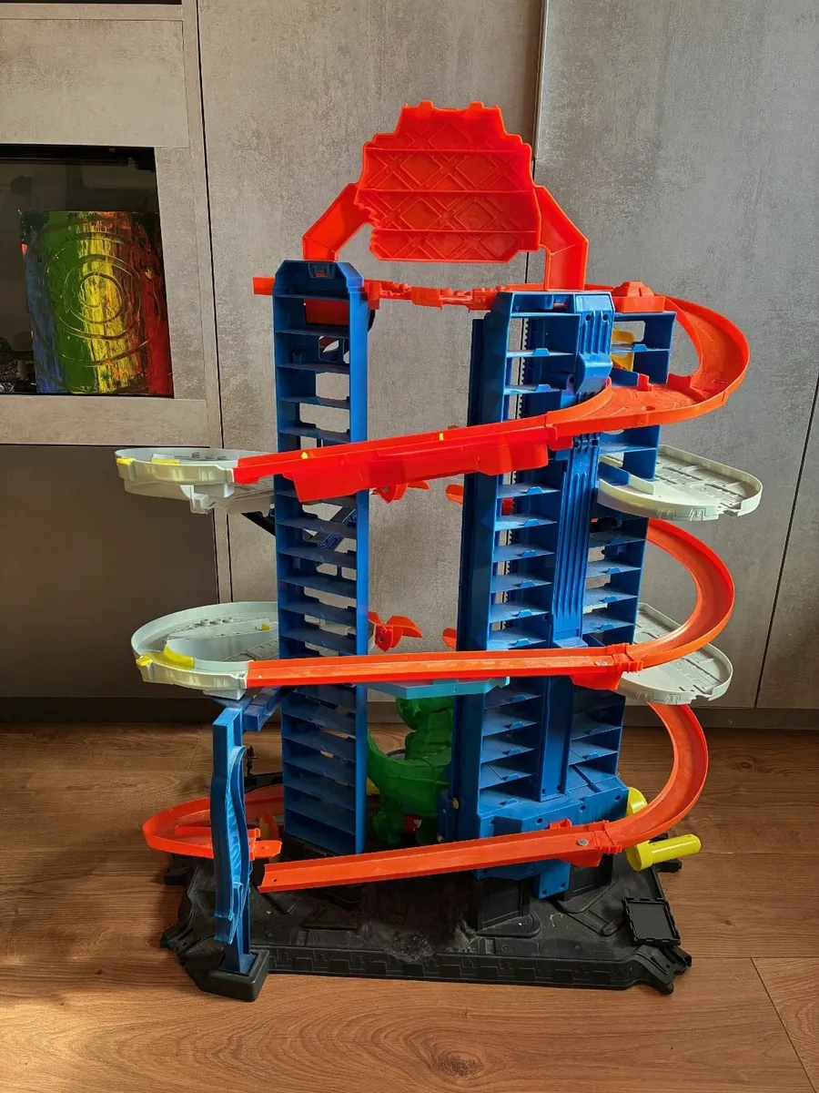 Free Hot Wheels City Ultimate Garage - Image 3