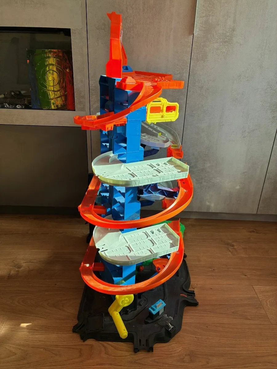 Free Hot Wheels City Ultimate Garage - Image 4