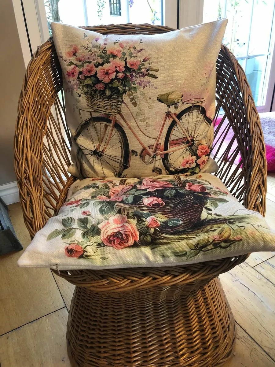 Small wicker chair - Image 1