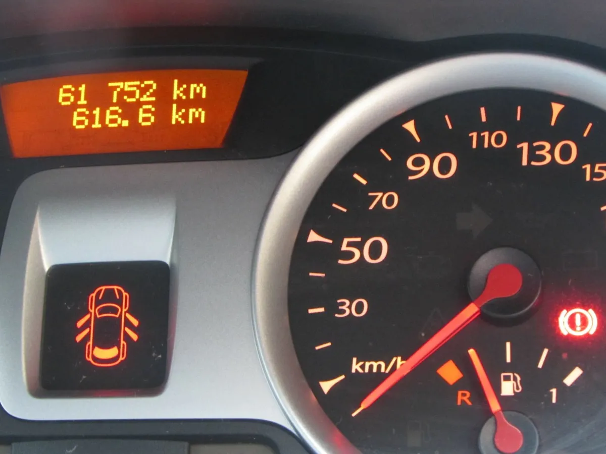 2010 Renault Clio Royale Eco - 5 Door Hatchback - Image 2