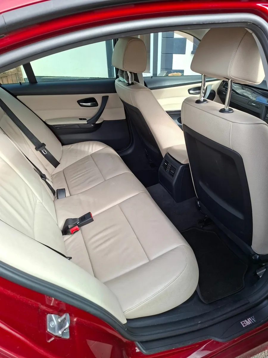 BMW 3-Series 2011 - Image 2