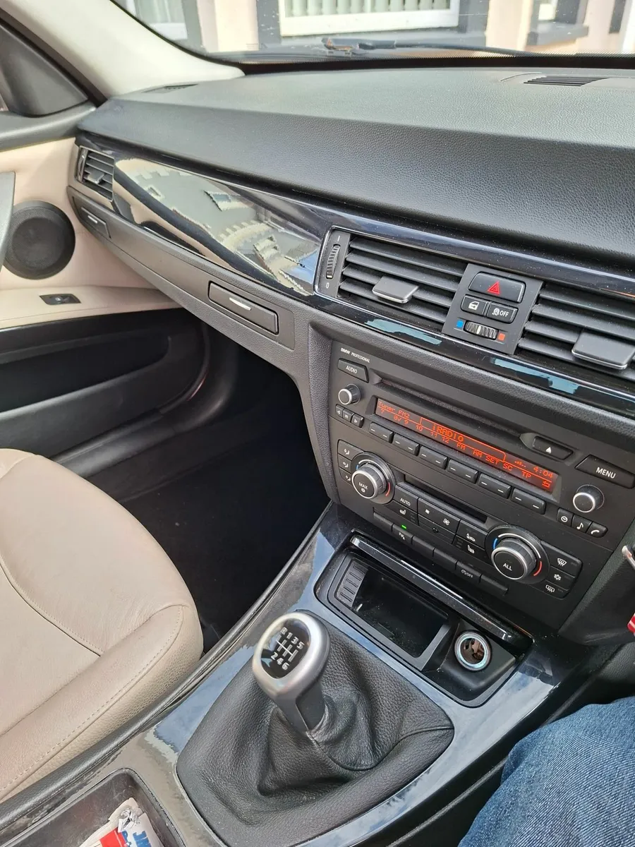 BMW 3-Series 2011 - Image 3