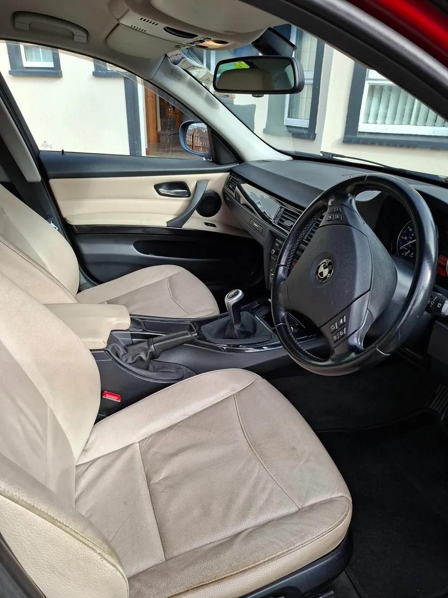 BMW 3-Series 2011 - Image 4