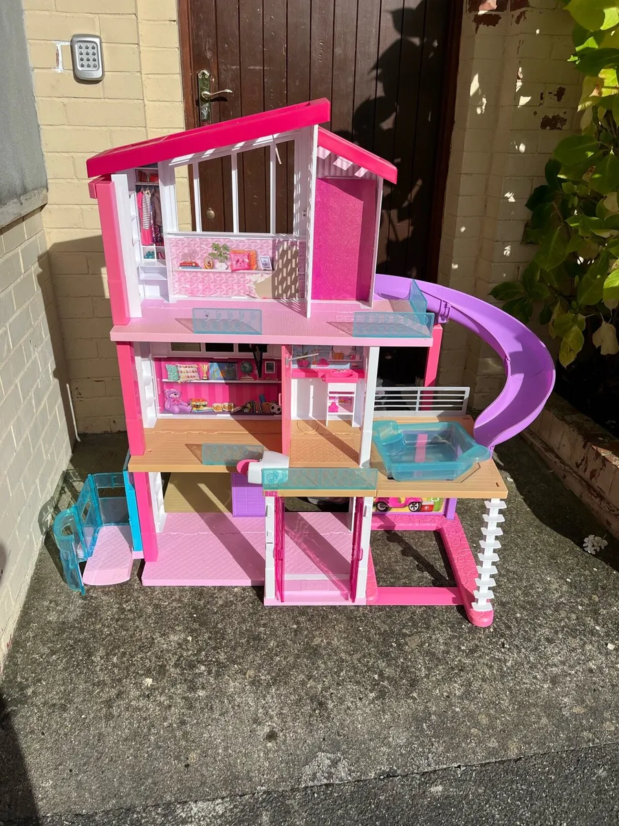 Barbie Dream House and accessories - Image 1